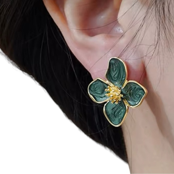 Elegant Green Floral Earrings - Picture 2 of 3